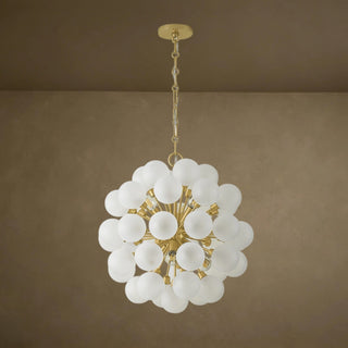LUMENS LAMP Antoneta 吊灯，采用复古黄铜饰面和球形磨砂玻璃灯罩，呈现现代 Sputnik 风格设计