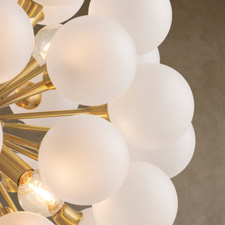 LUMENS LAMP Antoneta 吊灯，采用做旧黄铜饰面和多个磨砂蚀刻玻璃球形灯罩，呈现现代 Sputnik 风格设计。