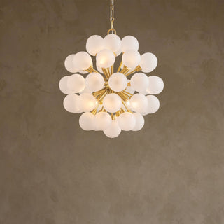 LUMENS LAMP Antoneta 吊灯，采用复古黄铜饰面和多个球形磨砂玻璃灯罩，呈现现代 Sputnik 风格设计。