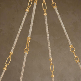 LUMENS LAMP Ardonia 吊灯的特写，展示了复古金叶框架和手工编织的马尼拉麻纤维悬挂杆细节。