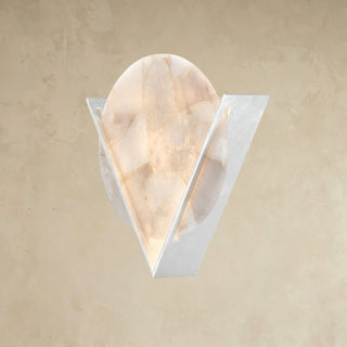 LUMENS LAMP Baron 壁灯，采用银箔饰面锻铁三角形框架和发光烟熏石英圆盘，设计几何且精致。