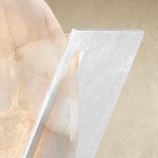 LUMENS LAMP Baron 壁灯，采用银箔饰面锻铁三角形框架和烟熏石英圆盘，设计精致现代。