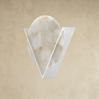 LUMENS LAMP Baron 壁灯，采用银箔饰面锻铁三角形框架和烟熏石英圆盘，设计几何感十足。