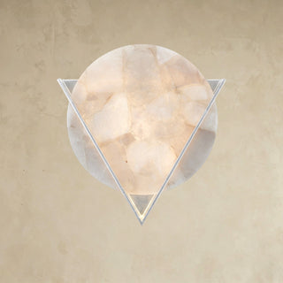 LUMENS LAMP Baron 壁灯，采用银箔锻铁三角形框架和圆形烟熏石英石，设计几何且精致。