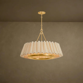 LUMENS LAMP Beechford 吊灯，配有复古金叶框架和天然拉菲草褶皱灯罩，采用现代圆形设计，适合餐厅照明。