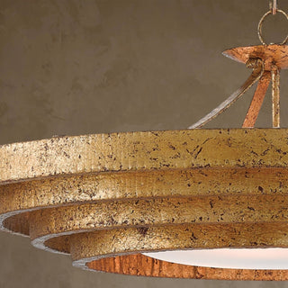 LUMENS LAMP Belle 金色吊灯，采用同心圆锻铁框架和做旧金箔饰面，呈现现代风格。