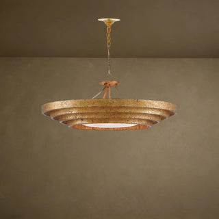 LUMENS LAMP Belle 金色吊灯，采用同心圆锻铁框架和复古金箔饰面，呈现现代风格。