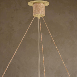 LUMENS LAMP Ben 吊灯的金色金属顶盖，配有编织麻绳装饰和奶油色织物电线，展现精致的海岸风格细节。