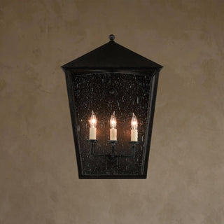 LUMENS LAMP Bening 大型户外壁灯，采用午夜黑色锻铁饰面和透明种子玻璃面板，具有防风雨设计。