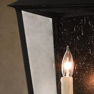 LUMENS LAMP Bening 中型户外壁灯，采用午夜黑色锻铁框架和透明雨滴纹玻璃，展现经典灯笼造型。