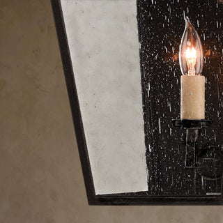 LUMENS LAMP Bening 小型户外壁灯，采用午夜黑色锻铁框架和透明雨滴纹玻璃，展现复古烛台式设计。