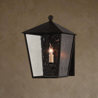 LUMENS LAMP Bening 小型户外壁灯，采用午夜黑色锻铁饰面和透明种子玻璃面板，经典灯笼造型设计。