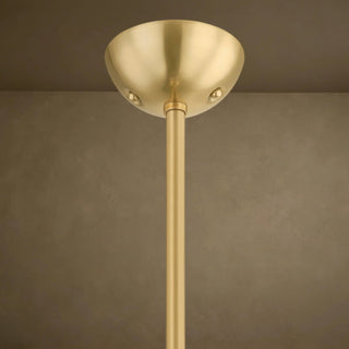 LUMENS LAMP Bleecker 吊灯的复古黄铜色天花板吸顶盘和悬挂杆，展现精致的金属质感。