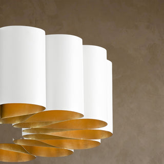 LUMENS LAMP Chauveau 吊灯，采用珍珠白锻铁波浪形带状设计，内部饰有现代金色叶片，营造温暖光感。