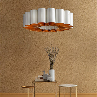 LUMENS LAMP Chauveau 吊灯，采用珍珠白锻铁带状设计，内部饰有现代金色，悬挂在棕色纹理墙面背景前。