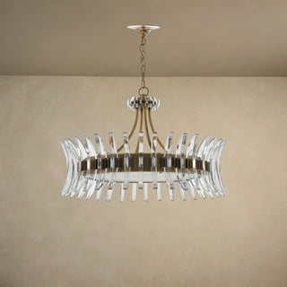 LUMENS LAMP Coquette 吊灯，采用古董黄铜饰面和半月形光学水晶叶片，展现现代装饰艺术风格。
