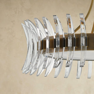 LUMENS LAMP Coquette 吊灯，采用古董黄铜饰面和半月形光学水晶叶片，展现装饰艺术风格的华丽照明设计。