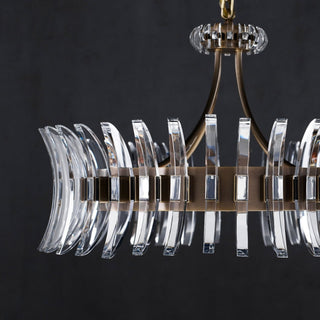 LUMENS LAMP Coquette 吊灯，采用古董黄铜饰面和半月形光学水晶叶片，展现装饰艺术风格的奢华照明设计。