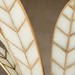 LUMENS LAMP Foliatura 壁灯，采用复古黄铜铁艺框架和白色复合材料叶片，呈现装饰艺术风格的莲花叶片设计细节。