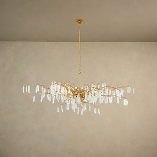 LUMENS LAMP Forest Dawn 金色枝形吊灯，采用水洗卢塞恩金饰面和天然石英水晶装饰，呈现优雅的自然风格。