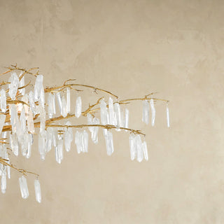 LUMENS LAMP Forest Dawn 金色枝形吊灯，采用洗旧卢塞恩金色铁艺框架，装饰有天然石英水晶。