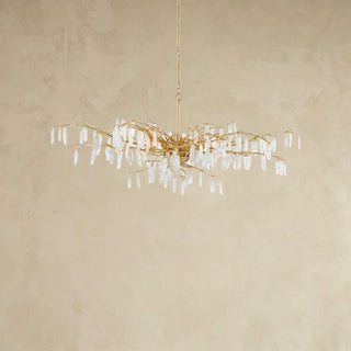 LUMENS LAMP Forest Dawn 金色枝形吊灯，采用锻铁和天然石英水晶装饰，呈现优雅的洗旧卢塞恩金色饰面。