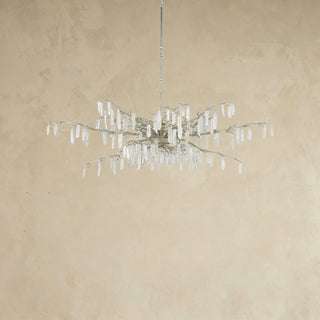 LUMENS LAMP Forest Dawn 银色吊灯，采用锻铁和天然石英水晶装饰，呈现出自然树枝状的优雅设计。