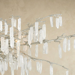 LUMENS LAMP Forest Dawn 银色吊灯，采用锻铁树枝结构，装饰有天然石英水晶，呈现优雅的自然风格。