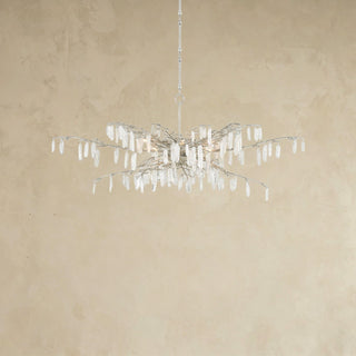 LUMENS LAMP Forest Dawn 银色吊灯，采用锻铁材质，装饰有天然石英水晶，呈现出优雅的树枝状设计。