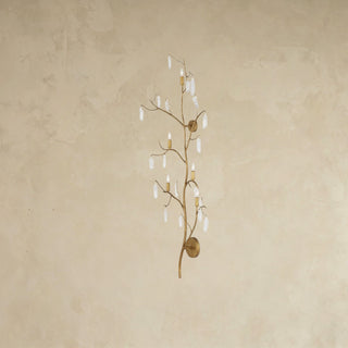 LUMENS LAMP Forest Light 壁灯，采用卢塞恩金饰面锻铁材质，装饰有天然石英晶体，呈现树枝造型。