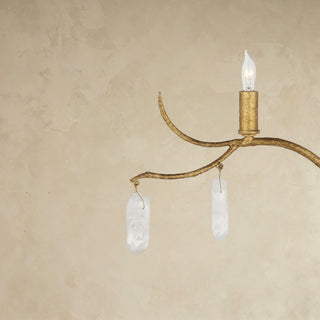 LUMENS LAMP Forest Light 壁灯，采用水洗卢塞恩金色锻铁饰面，装饰有天然石英晶体，呈现优雅的树枝造型。