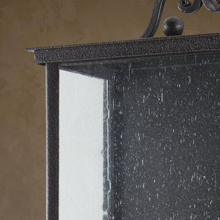 LUMENS LAMP Giatti 大型户外壁灯，采用午夜黑色锻铁框架和透明雨滴纹玻璃，设计优雅耐用。