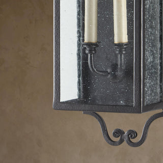 LUMENS LAMP Giatti 中号户外壁灯，采用午夜黑色锻铁框架和透明种子玻璃面板，具有防风雨设计。