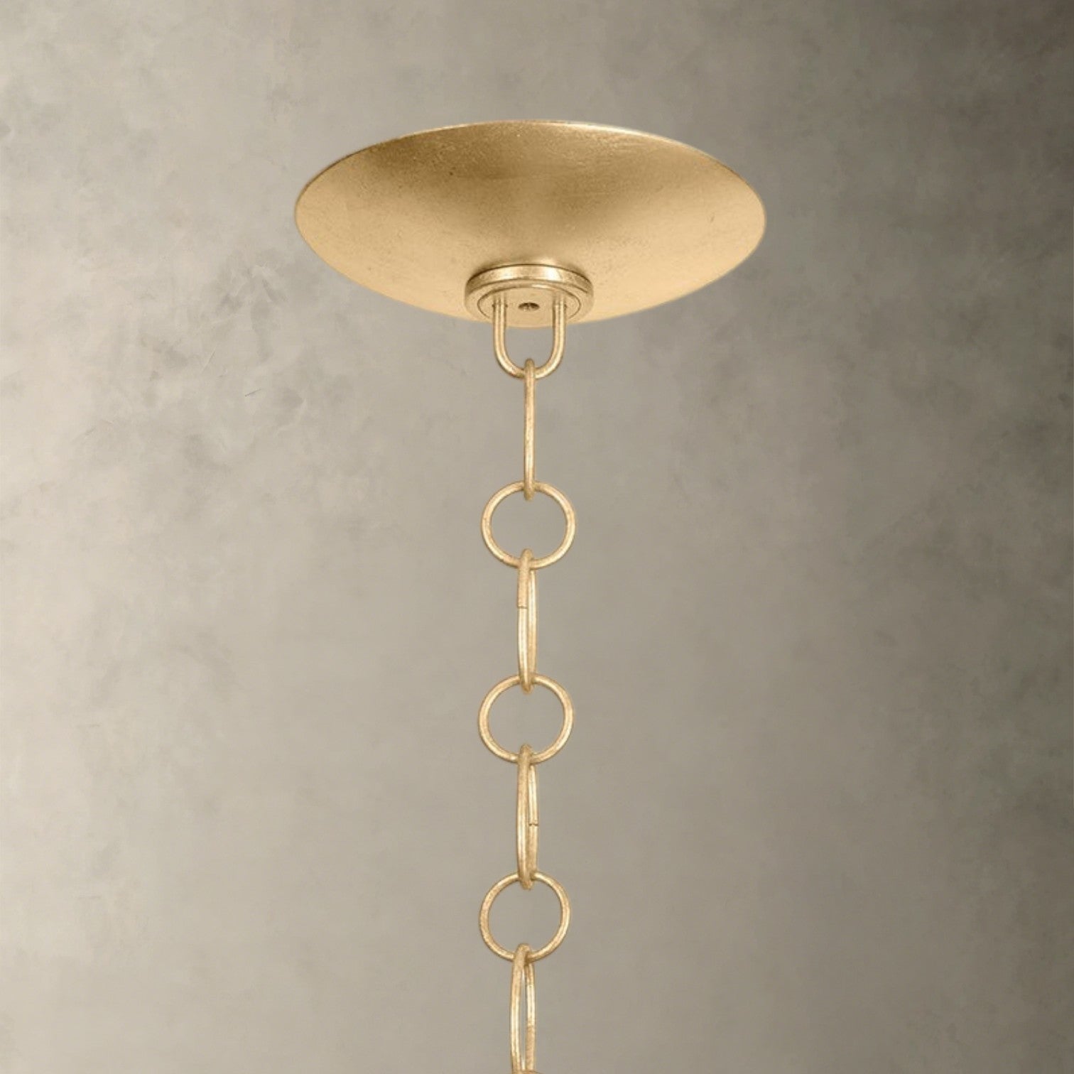 LUMENS LAMP Levene 吊灯，采用天然马尼拉麻绳编织灯罩，搭配复古金箔金属链条，呈现有机质感与奢华风格。