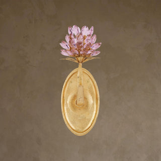 LUMENS LAMP Marilee 单灯壁灯，采用荷兰金箔锻铁饰面，顶部装饰有粉色刻面水晶花朵。