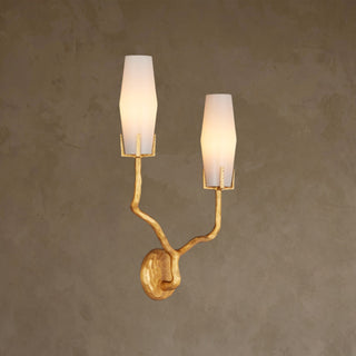 LUMENS LAMP Mathilda 左侧壁灯，采用哑光金色铸铜材质，配有两个乳白色玻璃灯罩，呈现粗犷主义风格。