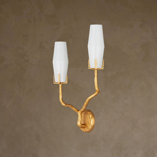LUMENS LAMP Mathilda 右侧壁灯，采用哑光金色铸铜底座和两个乳白色玻璃灯罩，具有粗犷主义风格。