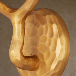 LUMENS LAMP Mathilda 壁灯，采用哑光金色铸造黄铜材质，表面呈现粗犷的锤纹质感，展现独特的野兽派设计风格。