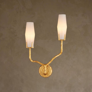 LUMENS LAMP Mathilda 右侧壁灯，哑光金色铸铜材质，配有两个乳白色玻璃灯罩，呈现粗犷主义风格。
