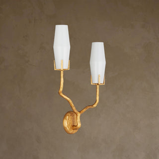 LUMENS LAMP Mathilda 左侧壁灯，采用哑光金色铸铜底座和两个乳白色玻璃灯罩，呈现粗犷主义风格。