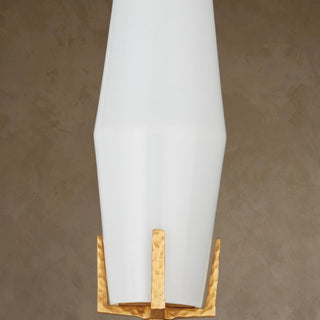LUMENS LAMP Mathilda 壁灯，采用哑光金色黄铜底座和乳白色玻璃灯罩，具有粗犷主义纹理设计。