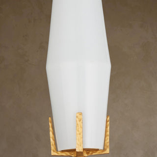 LUMENS LAMP Mathilda 左侧壁灯，采用哑光金色铸铜底座和乳白色玻璃灯罩，具有粗犷主义风格和独特纹理。