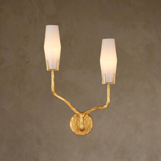 LUMENS LAMP Mathilda 左侧壁灯，哑光金色铸铜支架配有两个乳白色玻璃灯罩，呈现粗犷主义风格。