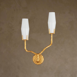 LUMENS LAMP Mathilda 右侧壁灯，采用哑光金色铸铜底座和两个乳白色玻璃灯罩，呈现粗犷主义风格。