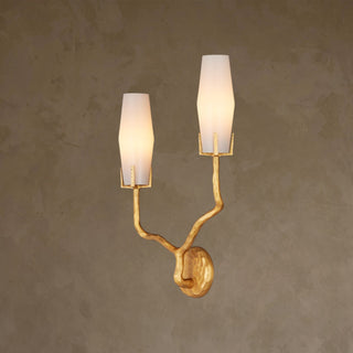 LUMENS LAMP Mathilda 右侧壁灯，采用哑光金色铸铜材质，配有两个乳白色玻璃灯罩，呈现粗犷主义风格。