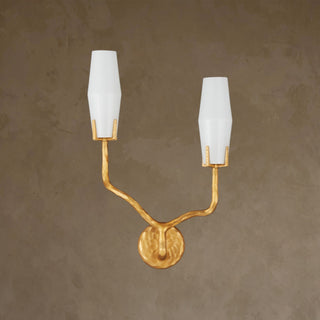 LUMENS LAMP Mathilda 左侧壁灯，采用哑光金色铸铜底座和两个乳白色玻璃灯罩，呈现粗犷主义风格。