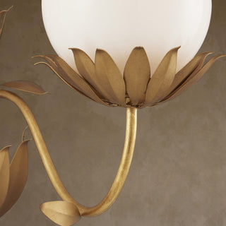 LUMENS LAMP Mirasole 金色壁灯，配有乳白色玻璃球灯罩和精致的锻铁叶片装饰，呈现复古风格。