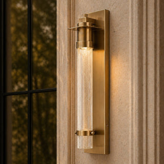 LUMENS LAMP Provence 黄铜户外壁灯，采用哑光黑色饰面和带纹理的种子玻璃灯管，适合门廊照明。