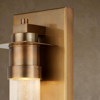 LUMENS LAMP Provence 户外壁灯，采用黄铜材质，哑光黑色饰面，配有种子玻璃灯罩，适合庭院照明。