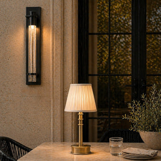 LUMENS LAMP Provence 哑光黑色黄铜户外壁灯，配有种子玻璃灯罩，安装在室外墙面上，营造现代照明氛围。